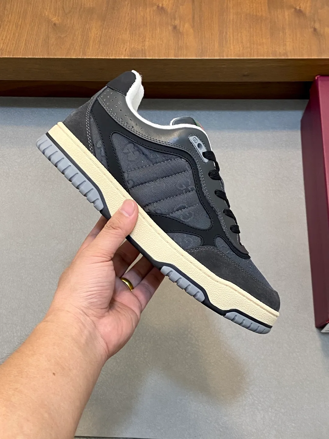 Men's Shoes 💰660 𝐆𝐮𝐜𝐜𝐢 𝐑𝐞-𝐖𝐞𝐛 As the first sneaker created by Sabato De Sarno for Gucci, the Re-Web series reinterprets the brand's classic stripes and sets off the modern silhouette design with bold and unique details. These shoes are crafted from white leather. This new sneaker is ingeniously decorated with many of the brand's classic details, and is equipped with a bright red and green webbing tongue, which will make people fall in love at first sight. White leather treated with a special process for softness and luster, with an embossed grainy texture. Script Gucci logo and interlocking G web label with Interlocking G and script Gucci logo. Rubber outsole with interlocking G detail eyelets. Web tongue. Size: 39-44 (customized for sizes 38 and 45)